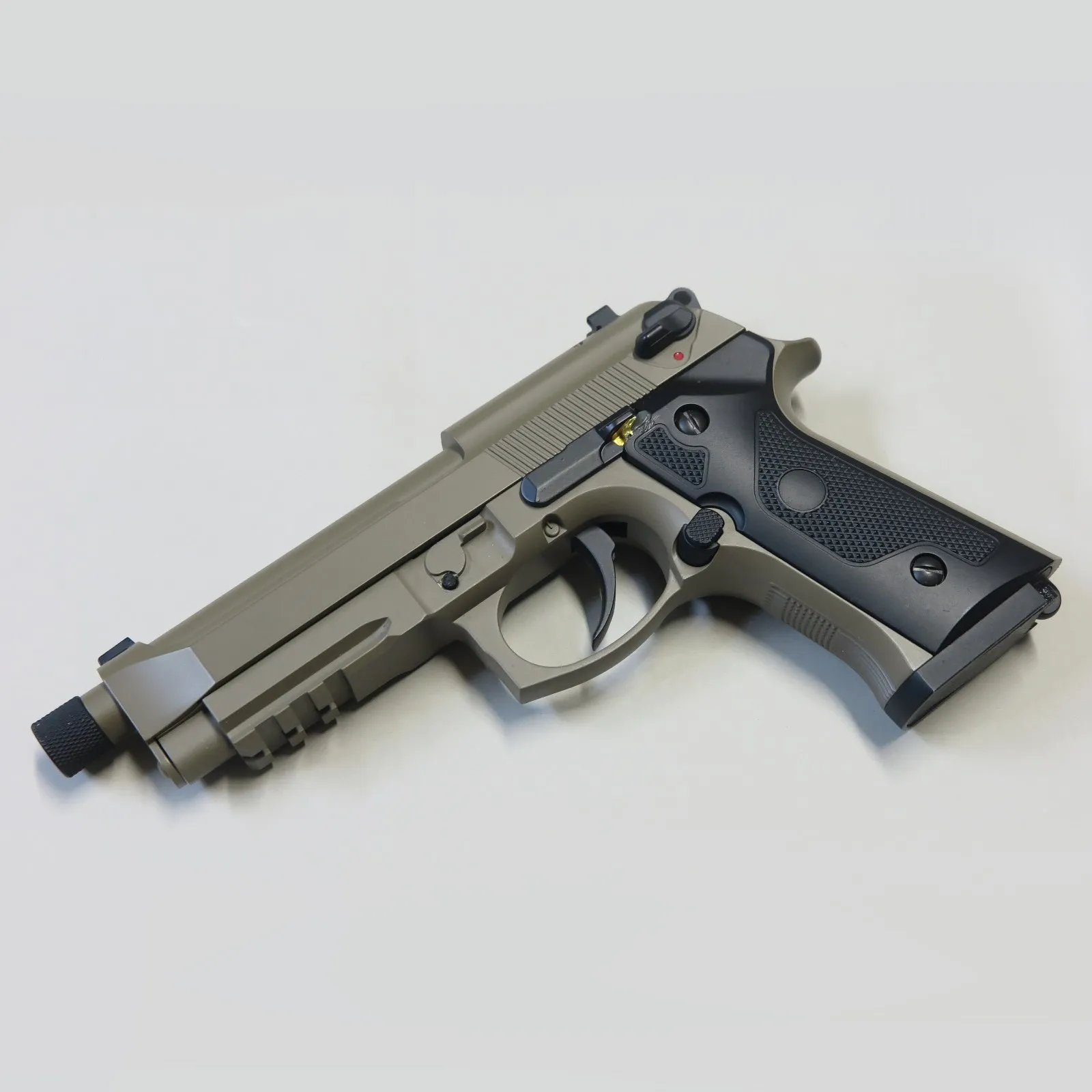 Beretta 92 elettrica con kit X-Fire integrato, sfondo bianco