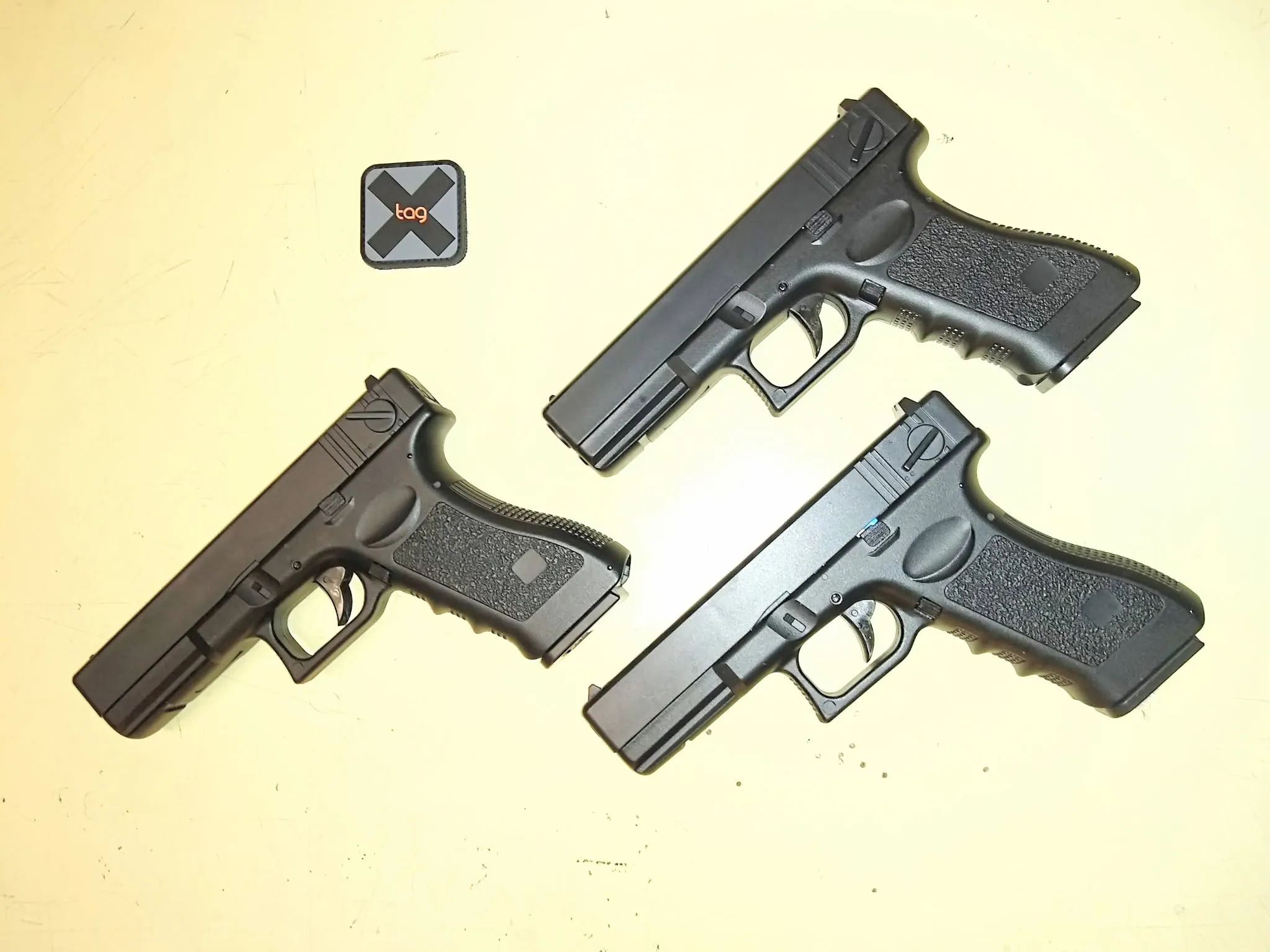 Glock G18 elettrica con kit X-Fire integrato, sfondo bianco