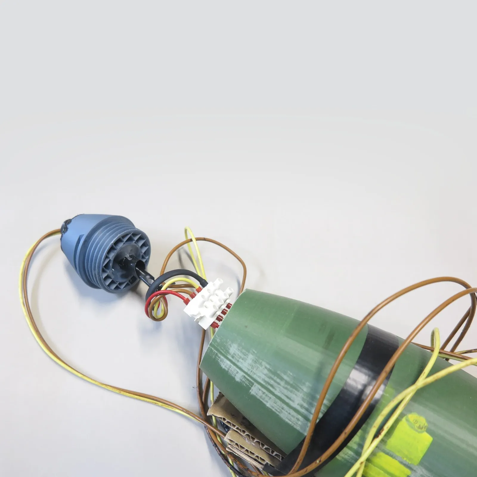 Ordigno di scenario X-Tag su un proiettile da 105 mm, con fili e innesco — foto 2/3