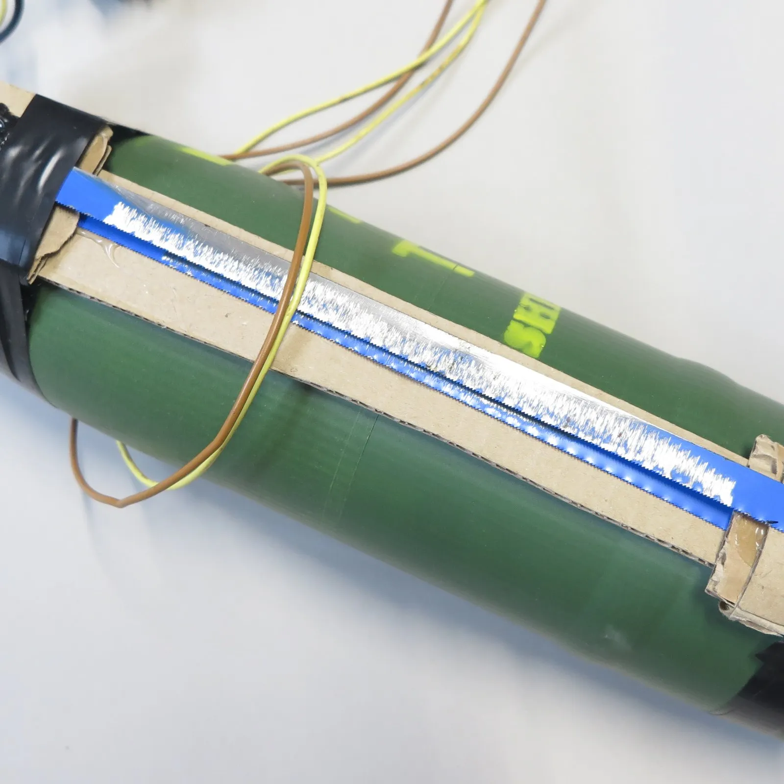 Ordigno di scenario X-Tag su un proiettile da 105 mm, con fili e innesco — foto 3/3