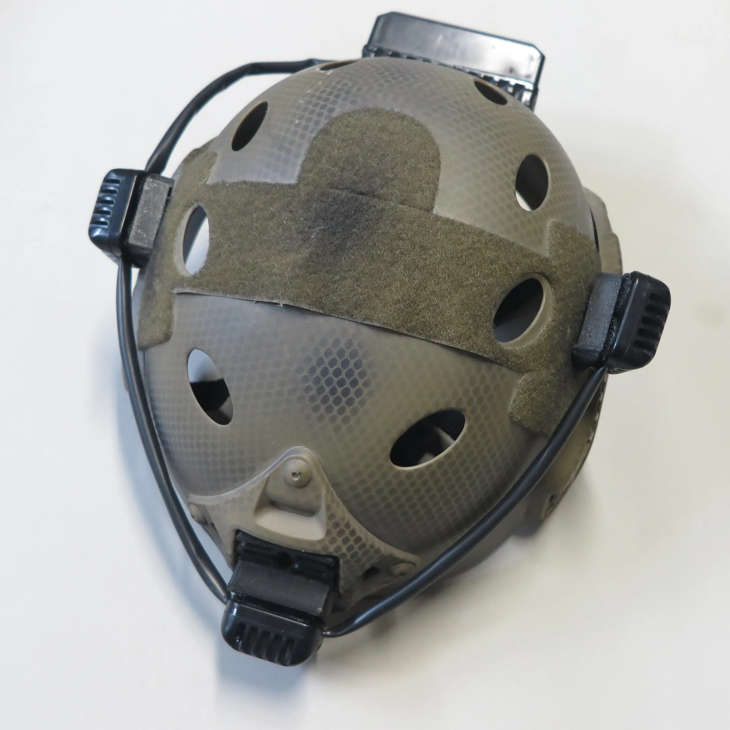 Headset X-Tag montato su un casco tattico — foto 1/9