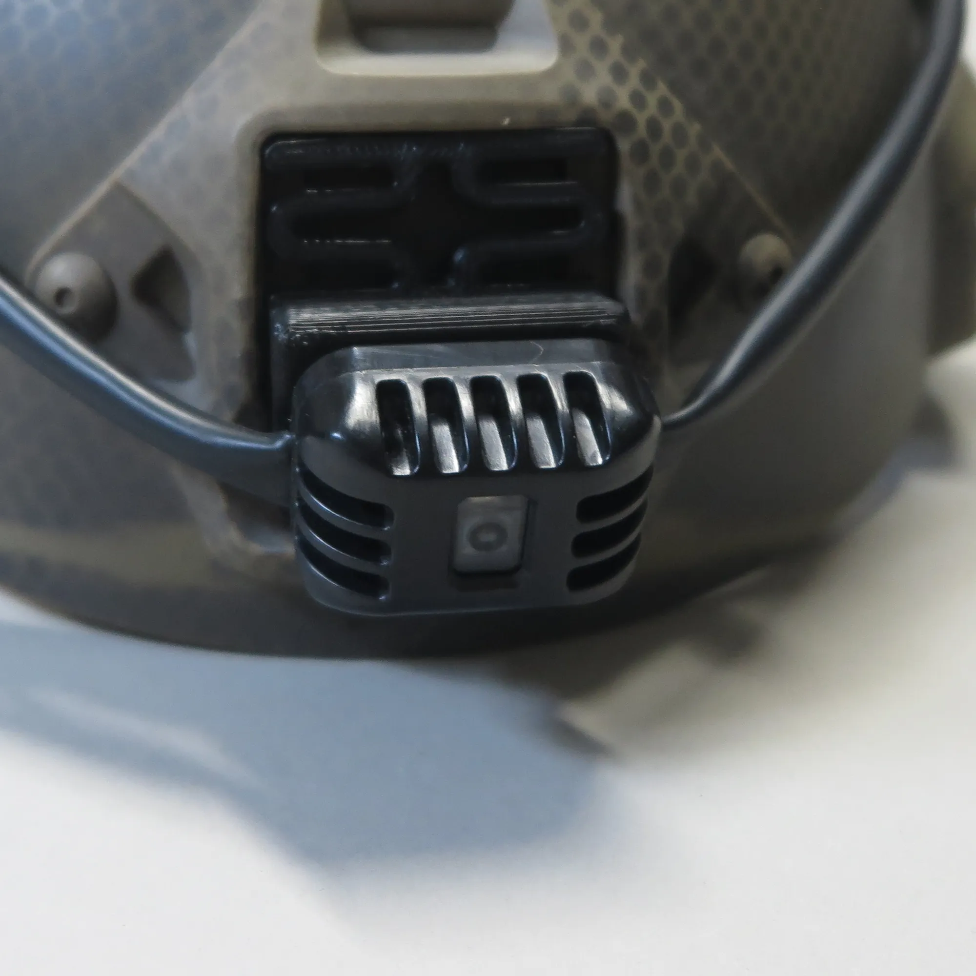 Headset X-Tag montato su un casco tattico — foto 4/9