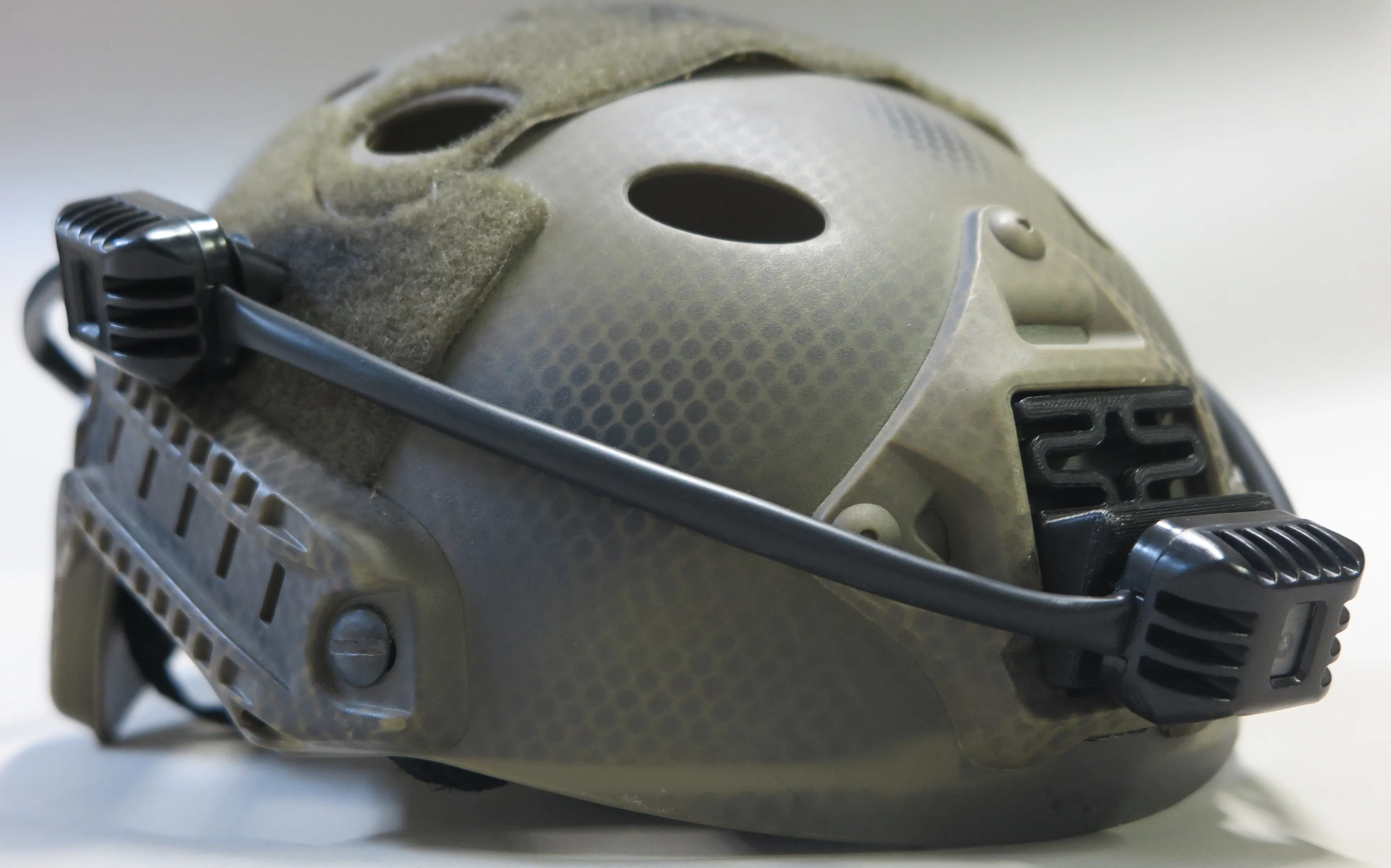 Headset X-Tag montato su un casco tattico — foto 5/9