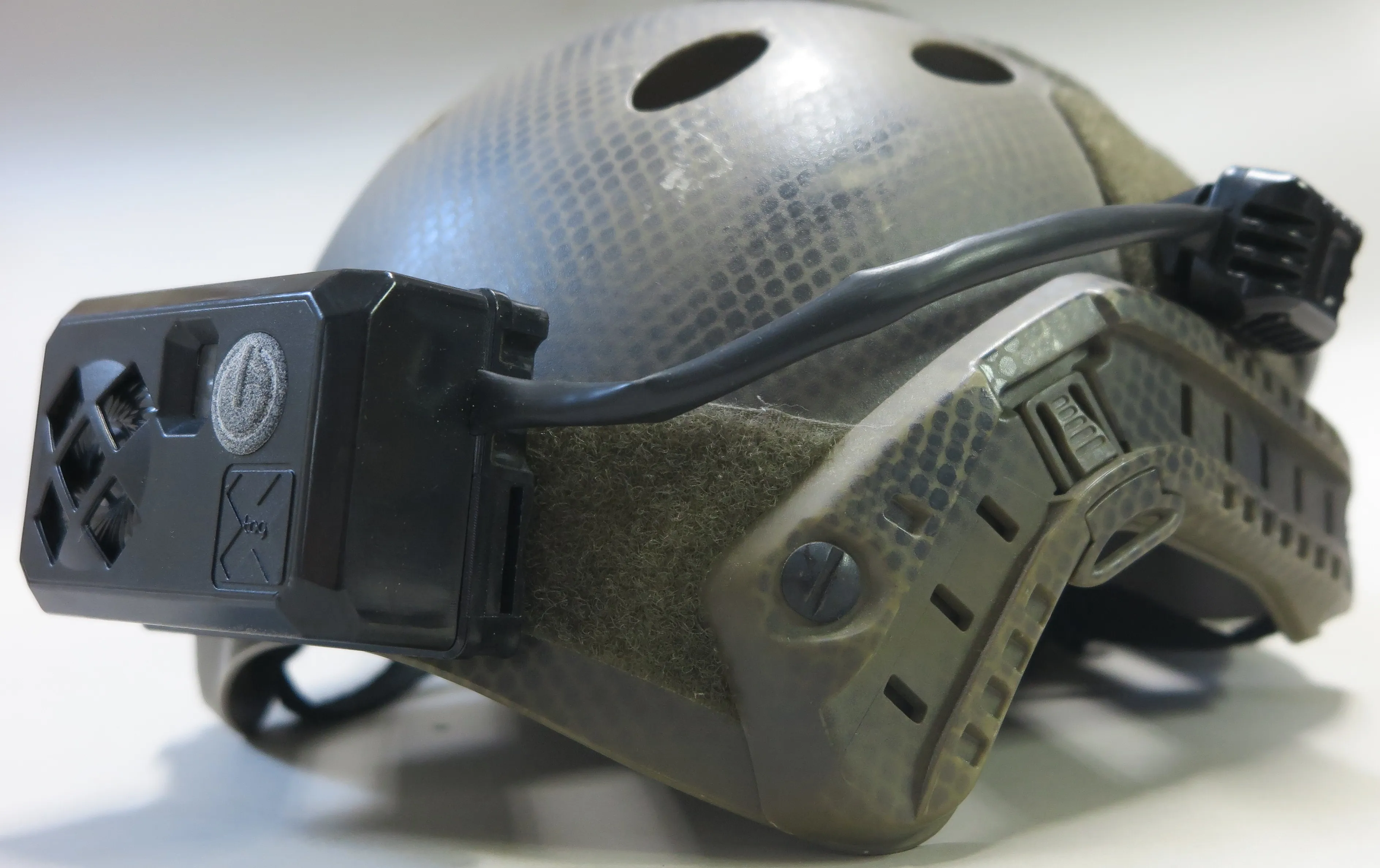 Headset X-Tag montato su un casco tattico — foto 6/9