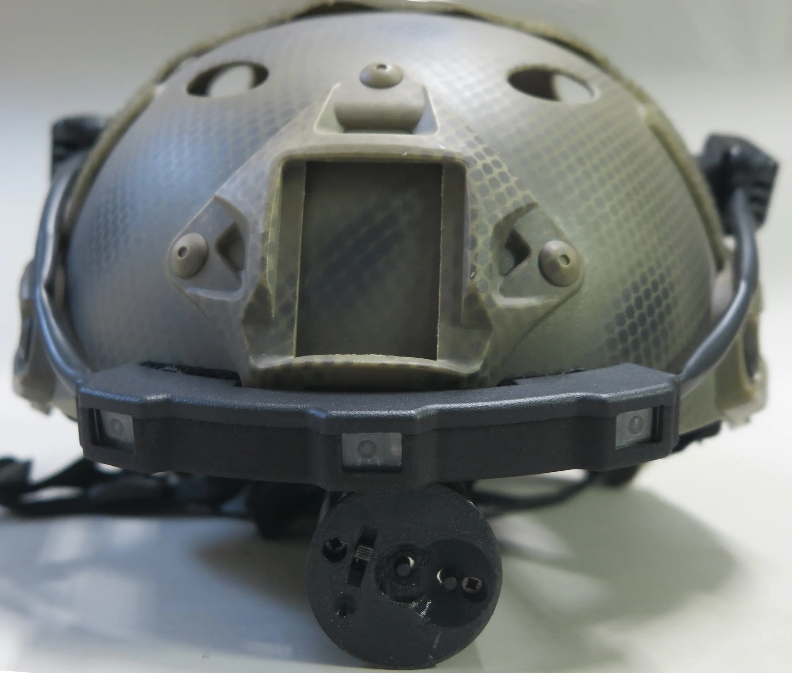 Headset X-Tag NVG su un casco tattico, con i sensori sotto l’attacco del visore — foto 2/5