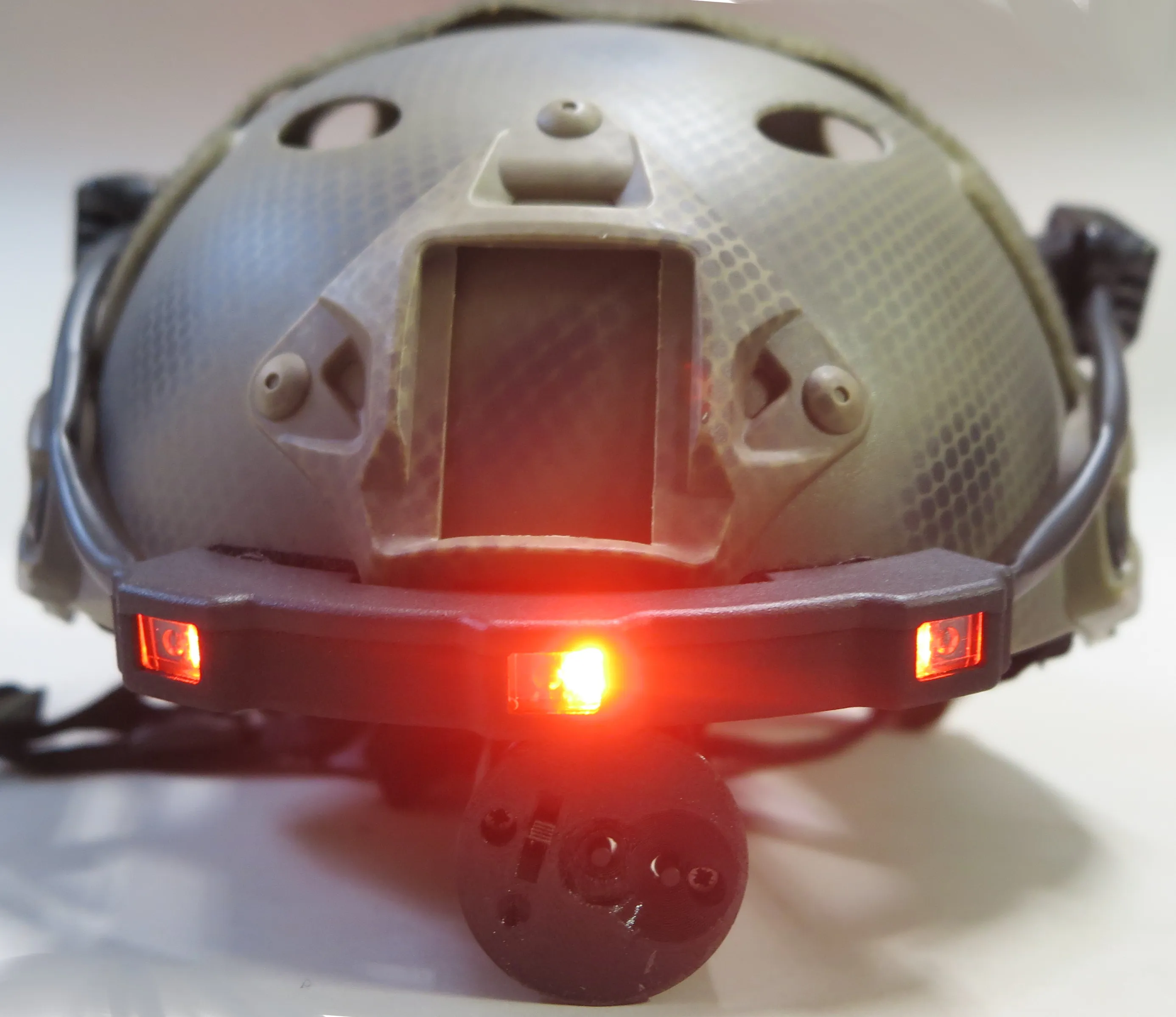 Headset X-Tag NVG su un casco tattico, con i sensori sotto l’attacco del visore — foto 3/5