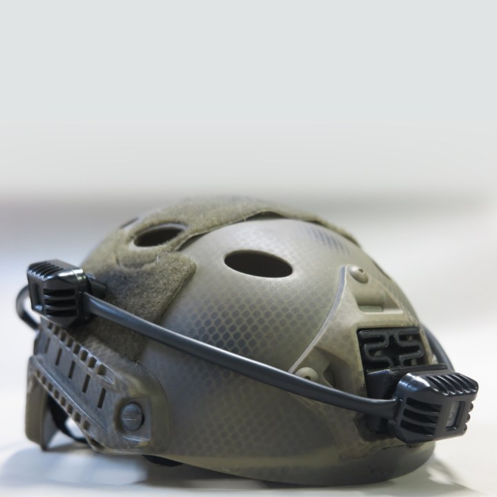 Headset X-Tag su un casco tattico, con i sensori ai lati e il modulo dietro