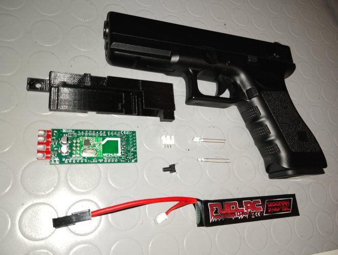 Il contenuto del kit Glock accanto alla pistola